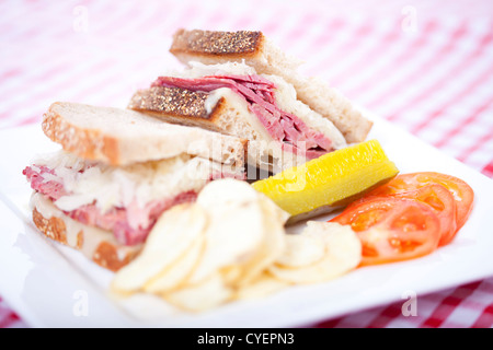 " Corned beef " Ruben panino sul tavolo di legno Foto Stock