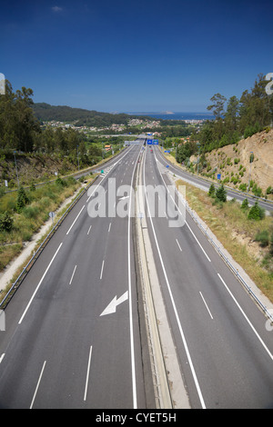 Tre corsie autostrada prossima città di Vigo in Galizia Spagna Foto Stock