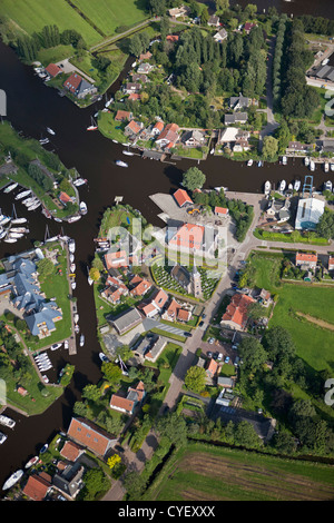 I Paesi Bassi, Uitwellingerga, antenna. Centro del villaggio e marina. Foto Stock