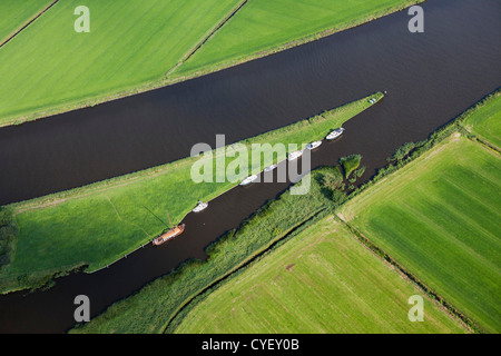 Nei Paesi Bassi, vicino Uitwellingerga, antenna. I terreni agricoli e le barche ancorate alla piccola isola. Foto Stock