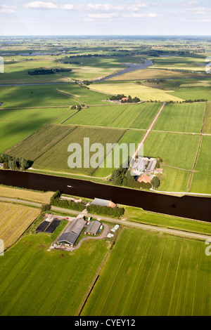 Nei Paesi Bassi, vicino Uitwellingerga, antenna. Le aziende agricole e terreni agricoli. Foto Stock