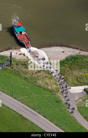 I Paesi Bassi, Millingen aan de Rijn, traghetto, solo per i ciclisti, attraversando il fiume Reno. Antenna. Foto Stock