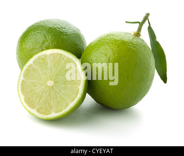 Due e mezza mature limes. Isolato su bianco Foto Stock