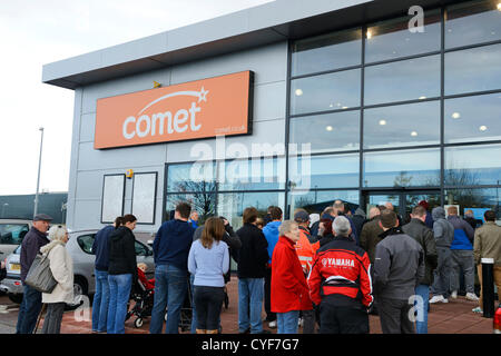 Chester, Regno Unito. Il 3 novembre 2012. La gente in attesa per il 10.00 Apertura della cometa store su The Greyhound Retail Park a Chester dopo la catena di vendita al dettaglio è stata posta in amministrazione il giorno precedente. Foto Stock