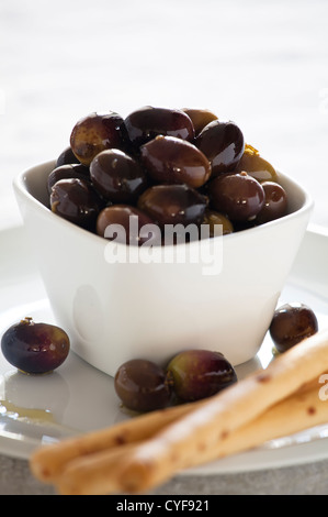 Close up fotografia di olive fresche in una ciotola Foto Stock