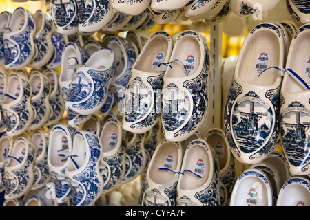 I Paesi Bassi, Volendam, il negozio di souvenir. Dipinto di zoccoli di legno. Foto Stock