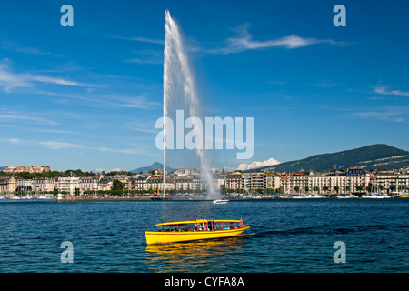 Giallo taxi d'acqua sul Lago di Ginevra con Jet d'Eau e Mont Blanc mountain range dietro, Ginevra, Svizzera Foto Stock
