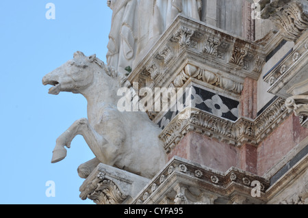 Le sculture di marmo sulla facciata del Duomo di Siena Foto Stock