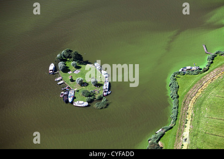 I Paesi Bassi, Akersloot, lago chiamato Alkmaardermeer. Yacht ancorati nei pressi di isola. Antenna. Foto Stock
