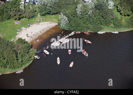 I Paesi Bassi, Loosdrecht, barche a vela e barche a motore ancorato vicino a isola in Loosdrecht laghi. Antenna. Foto Stock