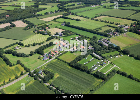 I Paesi Bassi, nei pressi di Steenwijk, aziende agricole e terreni agricoli. Antenna. Foto Stock