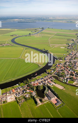 I Paesi Bassi, Bunschoten-Spakenburg, aziende agricole e terreni agricoli in Eem polder. Eempolder, e il fiume EEM. Frazione di sfondo di Eemdijk. Antenna. Foto Stock