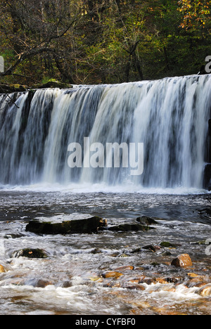 Ddwli superiore cade su Nedd Fechan River, Brecon Beacons, Wales, Regno Unito Foto Stock