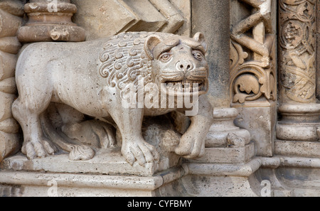 BUDAPEST - 22 settembre: Dettaglio di Lion dal portale ovest della chiesa gotica di Jak nei pressi del Castello di Vajdahunyad Foto Stock