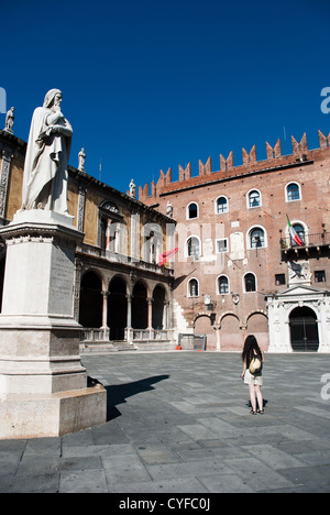 Piazza dei Signori, conosciuta anche come Piazza Dante a Verona con vari palazzi attorno alla piazza e una statua di Dante Alighieri Foto Stock