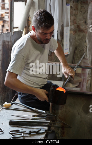 Fabbrica di vetro di Murano lavoratore facendo un pezzo della famosa vetreria di Murano Foto Stock