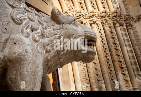 BUDAPEST - 22 settembre: Dettaglio di Lion dal portale ovest della chiesa gotica di Jak nei pressi del Castello di Vajdahunyad Foto Stock