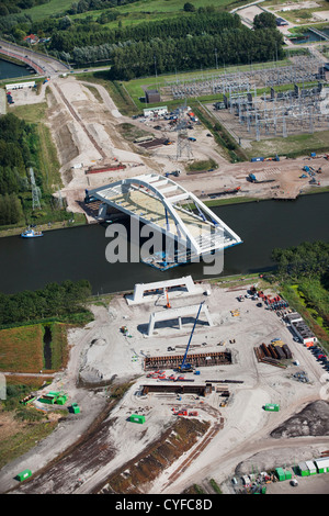 I Paesi Bassi, Amsterdam, il posizionamento di elementi prefabbricati di ponte sul canale chiamato Amsterdam-Rijn Kanaal. Antenna. Foto Stock