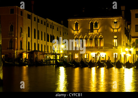 Una scena notturna di un palazzo sul Canal Grande a Venezia, Italia Foto Stock