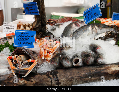 Pesce su una bancarella al mercato di Borough, London, England, Regno Unito Foto Stock