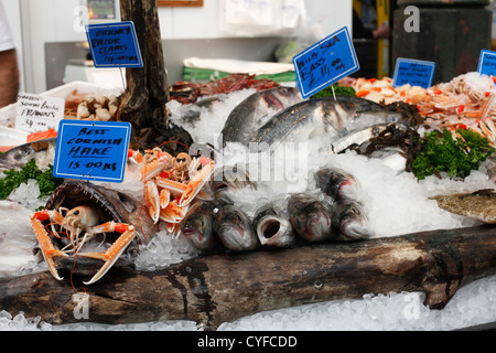 Pesce su una bancarella al mercato di Borough, London, England, Regno Unito Foto Stock