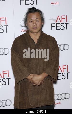 Los Angeles, California. 2 Novembre, 2012. Kim Ki Duk presso gli arrivi di AFI FEST 2012 Premiere della vita di PI in 3D, Grauman's Chinese Theatre di Los Angeles, CA 2 novembre 2012. Foto Da: Michael Germana/Everett Collection Foto Stock