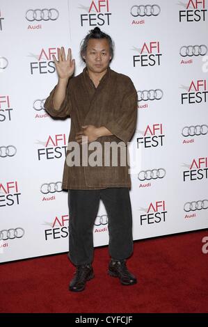 Los Angeles, California. 2 Novembre, 2012. Kim Ki Duk presso gli arrivi di AFI FEST 2012 Premiere della vita di PI in 3D, Grauman's Chinese Theatre di Los Angeles, CA 2 novembre 2012. Foto Da: Michael Germana/Everett Collection Foto Stock