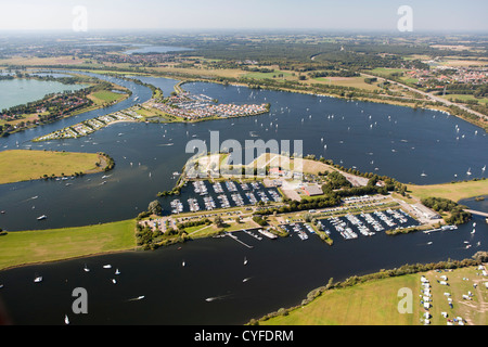 I Paesi Bassi, Maasbracht, case vacanze e yacht in laghi chiamato Maasplassen. Antenna. Foto Stock