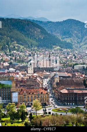 Brasov, Transilvania, Romania: Panoramica della Chiesa Nera e la piazza del consiglio Foto Stock