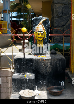 Medine Maurizio Dio in Tamil tempio indù per lavoratori di canna da zucchero di Tantric de Maha Kali Tookay tempio Foto Stock