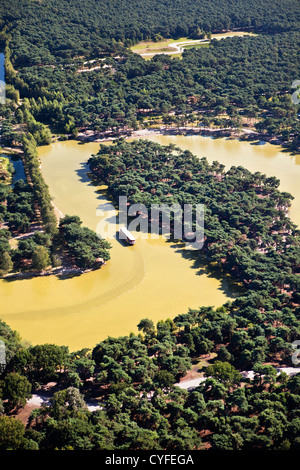 I Paesi Bassi, Hilvarenbeek. Lo zoo di fauna selvatica chiamato parco safari Beekse Bergen. I visitatori a esplorare il parco in barca. Antenna. Foto Stock