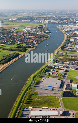 I Paesi Bassi, Dordrecht, barche nel fiume chiamato Dordtse Kil. Lasciato il villaggio di 's-Gravendeel. Diritto area industriale. Antenna. Foto Stock