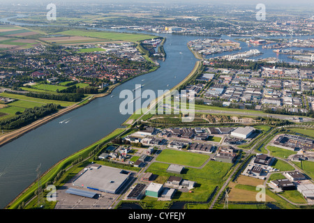 I Paesi Bassi, Dordrecht, barche nel fiume chiamato Dordtse Kil. Lasciato il villaggio di 's-Gravendeel. Diritto area industriale. Antenna. Foto Stock