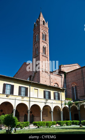 Corte interna di San Francesco, Chiesa di Pisa, Italia Foto Stock