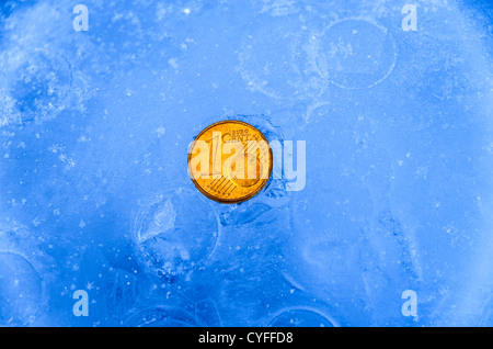 Oro 1 cent di euro congelate in ghiaccio blu Foto Stock