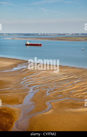 I Paesi Bassi, Nieuw Namen, nave da carico nel fiume Westerschelde. Area industriale di Anversa. Primo piano sandbank di marea. Antenna. Foto Stock