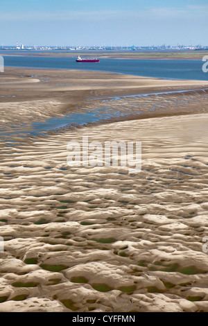 I Paesi Bassi, Nieuw Namen, nave da carico nel fiume Westerschelde. Area industriale di Anversa. Primo piano sandbank di marea. Antenna. Foto Stock