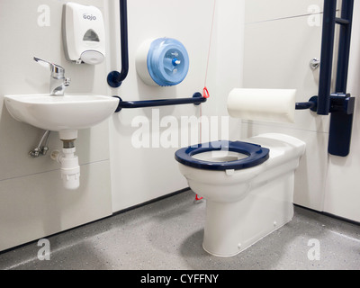 Un ben attrezzato bagno per disabili in un moderno ospedale del Regno Unito Foto Stock