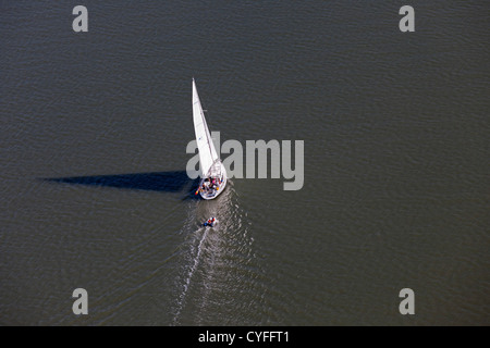 I Paesi Bassi, Nieuw Namen. Yacht e Barche di gomma nel fiume Westerschelde. Antenna. Foto Stock