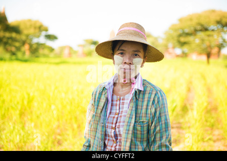 Ritratto di una matura donna birmano con thanaka faccia in polvere che lavora nel campo Foto Stock