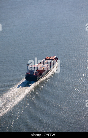 I Paesi Bassi, Nieuw Namen. Nave portacontainer nel fiume Westerschelde. Antenna. Foto Stock