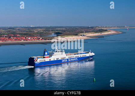 I Paesi Bassi, Westkapelle. Fiume Westerschelde. Cargo roll-on roll-off nave. Antenna. Foto Stock