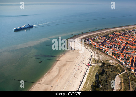 I Paesi Bassi, Westkapelle. Spiaggia. Fiume Westerschelde. Cargo roll-on roll-off nave. Antenna. Foto Stock