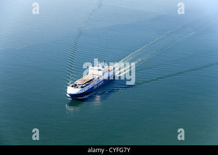 I Paesi Bassi, Westkapelle. Fiume Westerschelde. Cargo roll-on roll-off nave. Antenna. Foto Stock