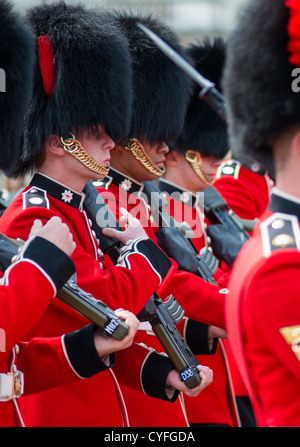 Coldstream guards in cambio della guardia a Buckingham palace. Londra. Foto Stock