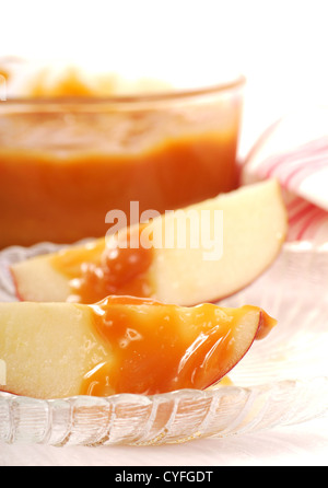 Appena le mele a fette con un caramello salsa di immersione spruzzata su di essi Foto Stock