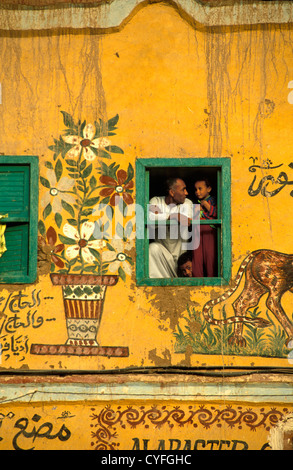 Egitto Luxor, fiume Nilo, West Bank, casa con graziosamente dipinto parete. Foto Stock