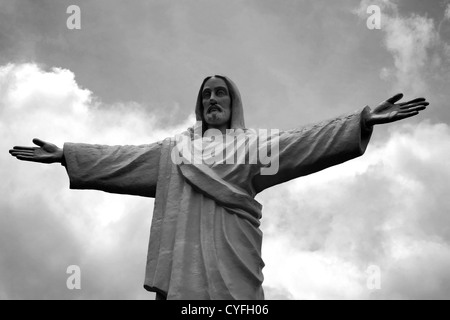 Statua di Gesù Cristo a Sacsayhuaman, un religioso sito Inca a nord della città di Cusco, Perù sudorientale, Sud America Foto Stock