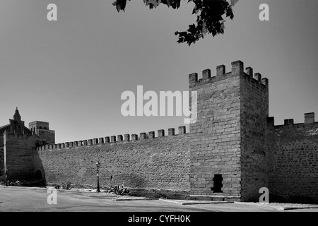 Bianco e nero, mura di Alcudia città vecchia, Playa de Alcudia, Maiorca, isole Baleari, Spagna, Europa Foto Stock