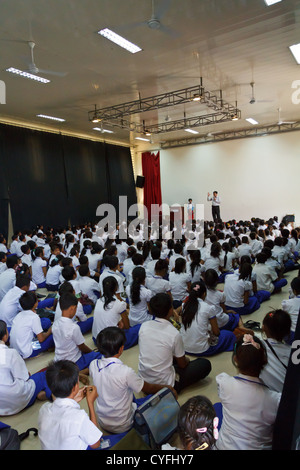 Assemblea di studenti nel ONG Pour un Sourir d'Enfant in Phnom Penh Cambogia Foto Stock